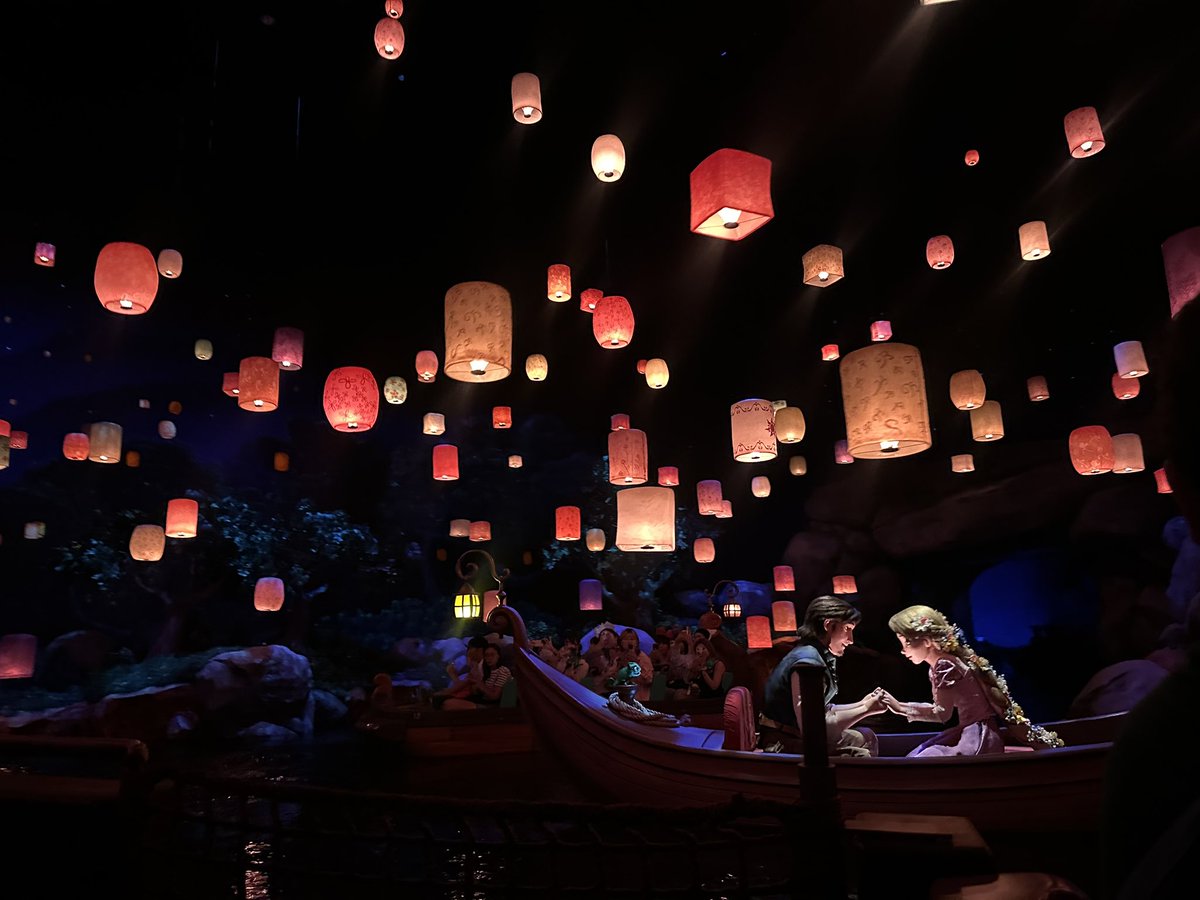 後輩と行ってきました👻
ディズニーって午後からものすごいスピードで時間過ぎるね🐭