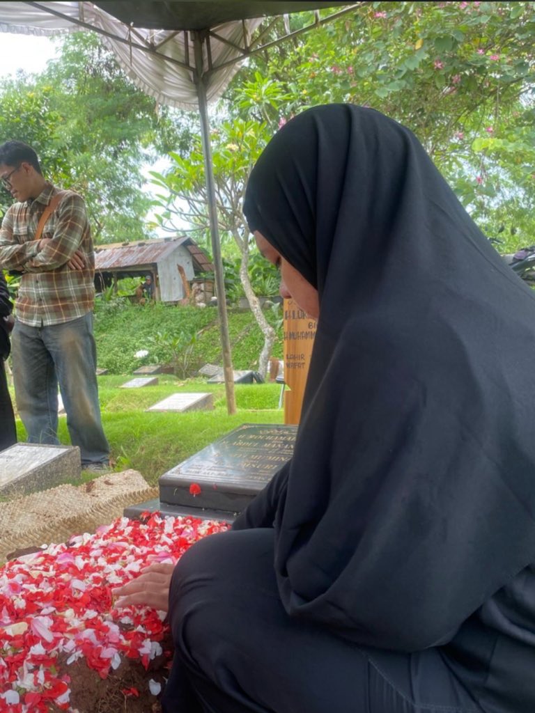 lovecheezyyy's tweet photo. hi. in another life i still choose you to be my bapak. 01 okt hari paling diyah benci pak😔fly high bapak, I’ll see u soon cinta pertamaku.💔🥺❤️ https://t.co/Ck8xeTb8Ji