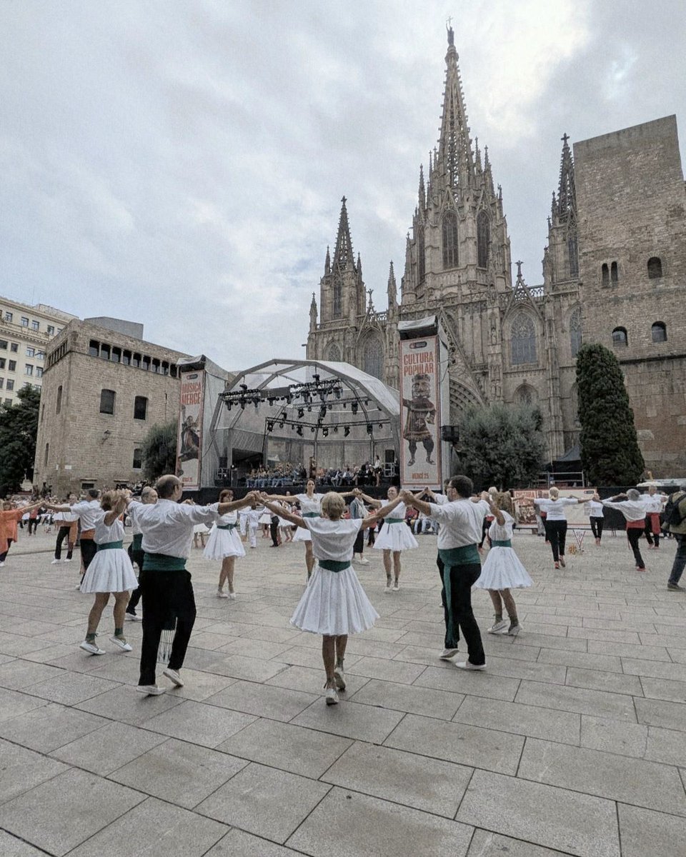 Les Arrels ballant a la Catedral el diumenge passat #sardanes #sardanaesportiva