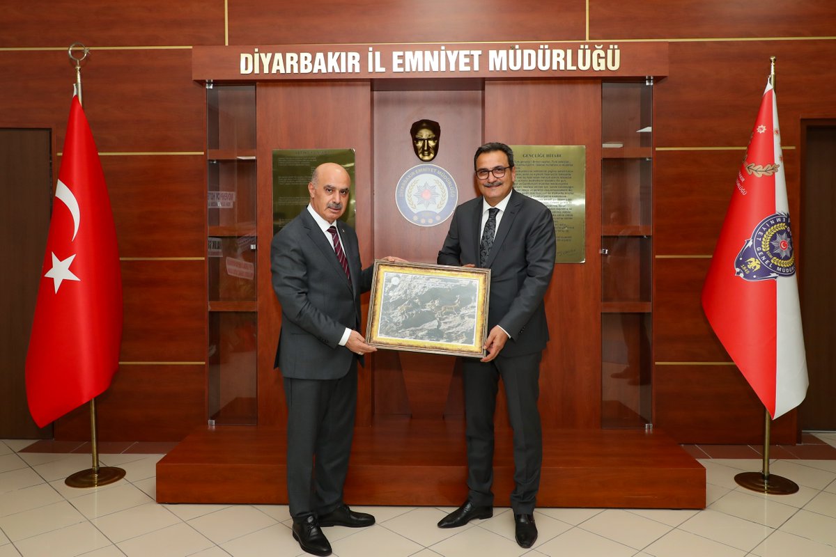 Diyarbakır Doğa Koruma ve Milli Parklar Müdürü Erdal SEVEN, Diyarbakır ilimize yeni atanan İl Emniyet Müdürü Sayın Nurettin GÖKDUMAN 'ı ziyarette bulundular. İlgi ve alakalarından dolaylı teşekkür ederiz.
