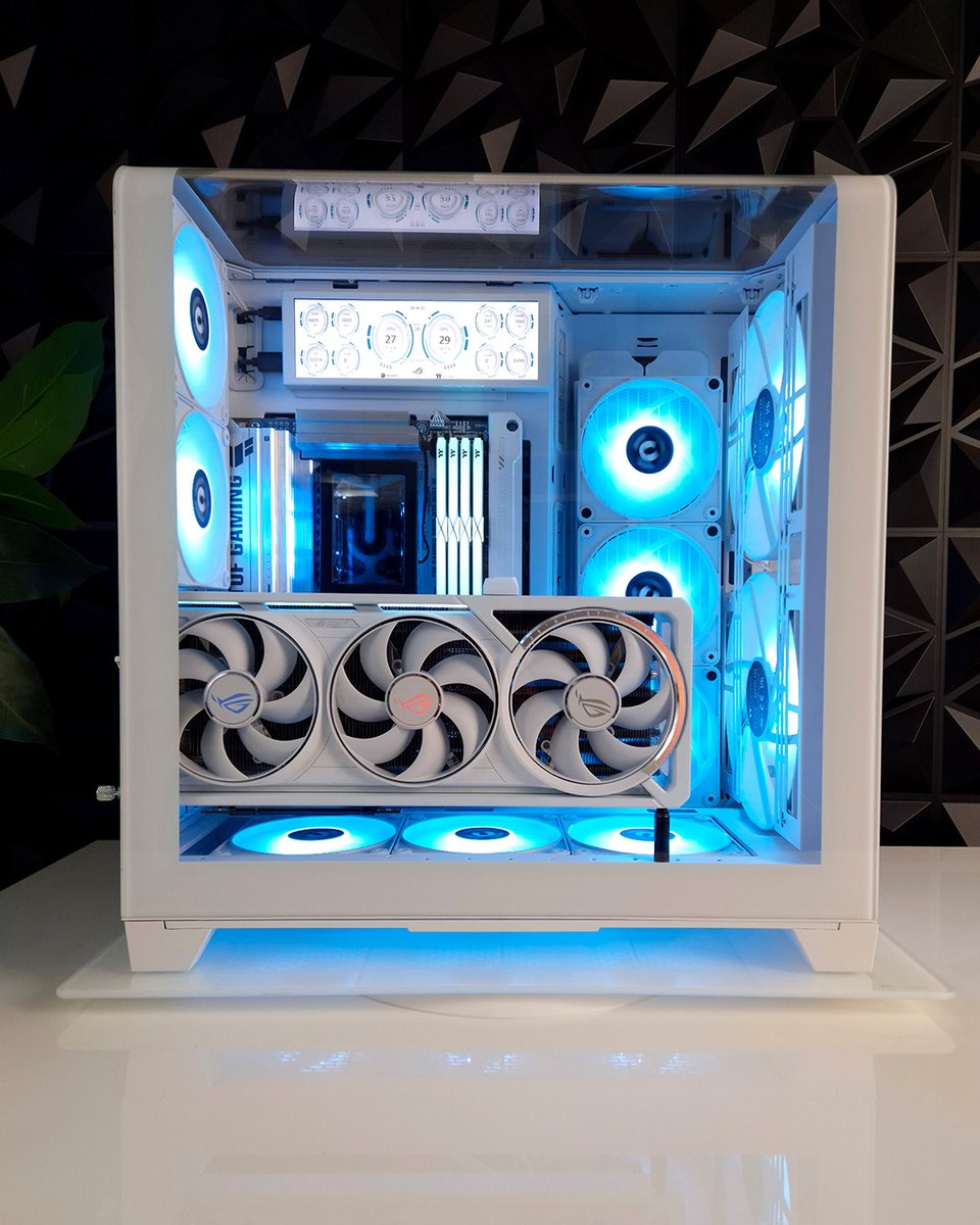 asusrogde's tweet photo. #Spotlight an für diesen epischen Fan-PC von Daniel K. – er setzt mit seinem Build ein echtes Statement für Gaming-Power und Kreativität. ✨💪

Welcher Part dieses PCs macht euch am meisten neidisch? 👀🔥

#ROG #ROGCommunity #PCBuildOfTheDay #GamingPC #PCMasterRace https://t.co/9SKrOKZPFe