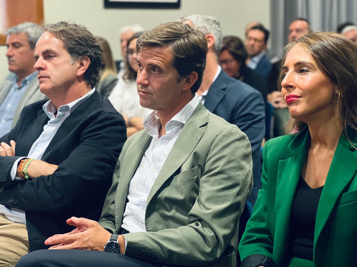 Ramon_Celma's tweet photo. El cupo catalán no es un debate técnico, impacta directamente a todos los españoles y de manera especial a los aragoneses y a los vecinos de la provincia de Zaragoza. Disminuye los recursos de educativos, sanitarios y servicios públicos, mientras consolida privilegios para unos pocos.

@frdelatorre, autor de ‘La factura del cupo catalán’, de la mano de nuestro presidente @Jorge_Azcon y la periodista @PilarGGranja, han analizado hoy durante su presentación en las @cortes_aragon las consecuencias de este modelo desigual, incidiendo en la necesidad de defender con firmeza la igualdad entre territorios y los intereses de Aragón.