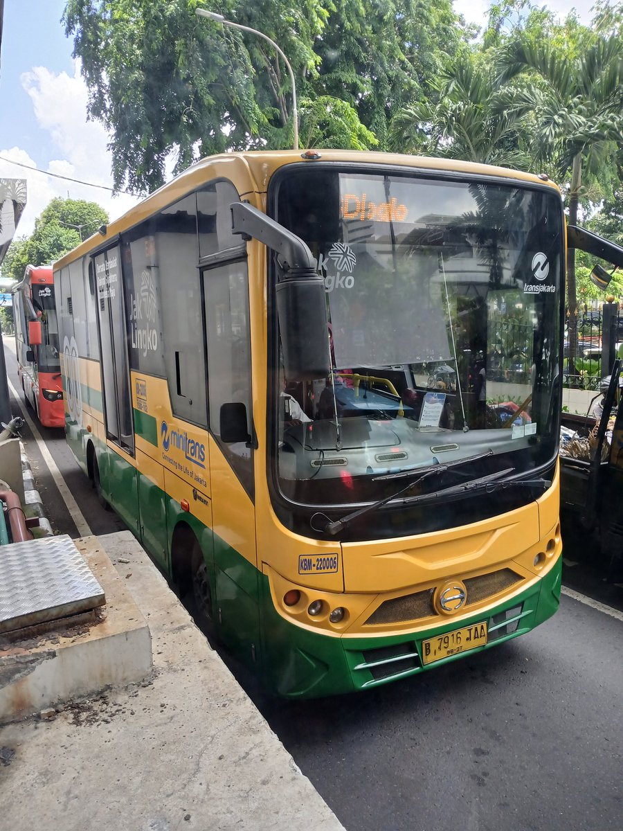 BTW, kemarin gw ketemu 2 bus TJ versi vintagenya Koantas Bima, dan dua-duanya rute 8D...

KBM-220005
KBM-220006