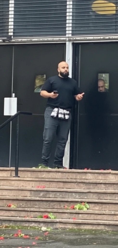 melnorman148's tweet image. This is allegedly the #Manchester #synagogue #attacker complete with #bomb #belt. @TRobinsonNewEra