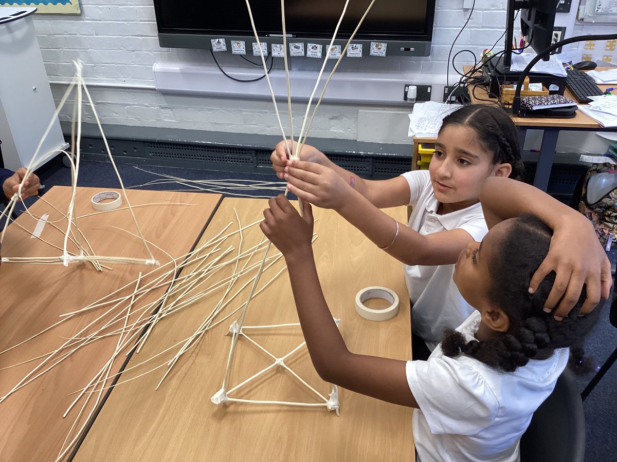 Miss_Saujani's tweet image. 5RRPS are showing great #teamwork skills while creating lanterns this afternoon. #webringlight @AbbeyMead_TMET