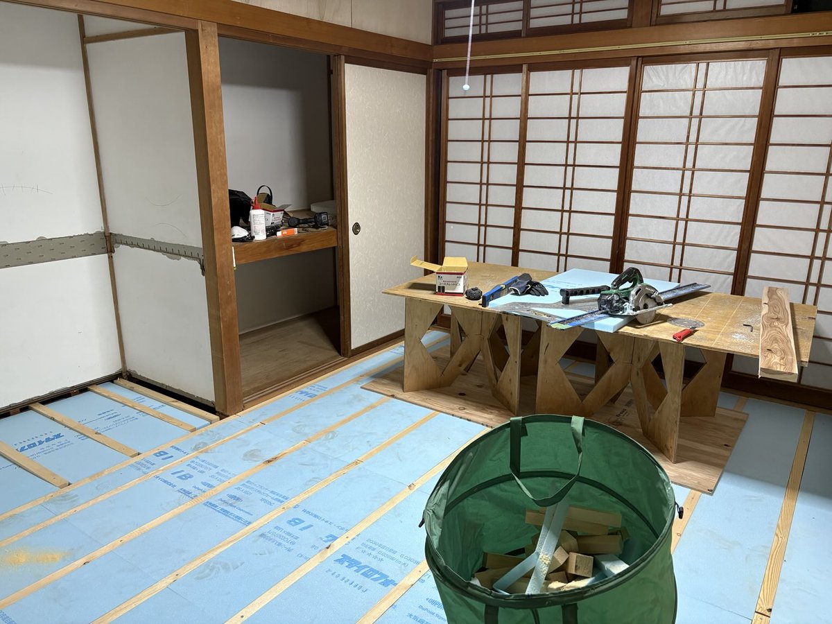 プロの指導の元、リフォームやってます🐻👀🪚　
1ヶ月間大工仕事をみっちり教えてもらいます🏠