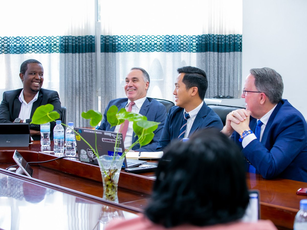 UKWELITIMES's tweet photo. Today, Minister of Agriculture and Animal Resources @mcbagabe met with RwandAir CEO Yvonne Makolo and investors from Qatar Airways to discuss collaboration aimed at boosting agricultural exports through expanded cargo services to Europe, the UK, the Middle East, and beyond.

@RwandaAgri  @FlyRwandAir #UK #aircargo 

✍️@Uwayezu_Alodie