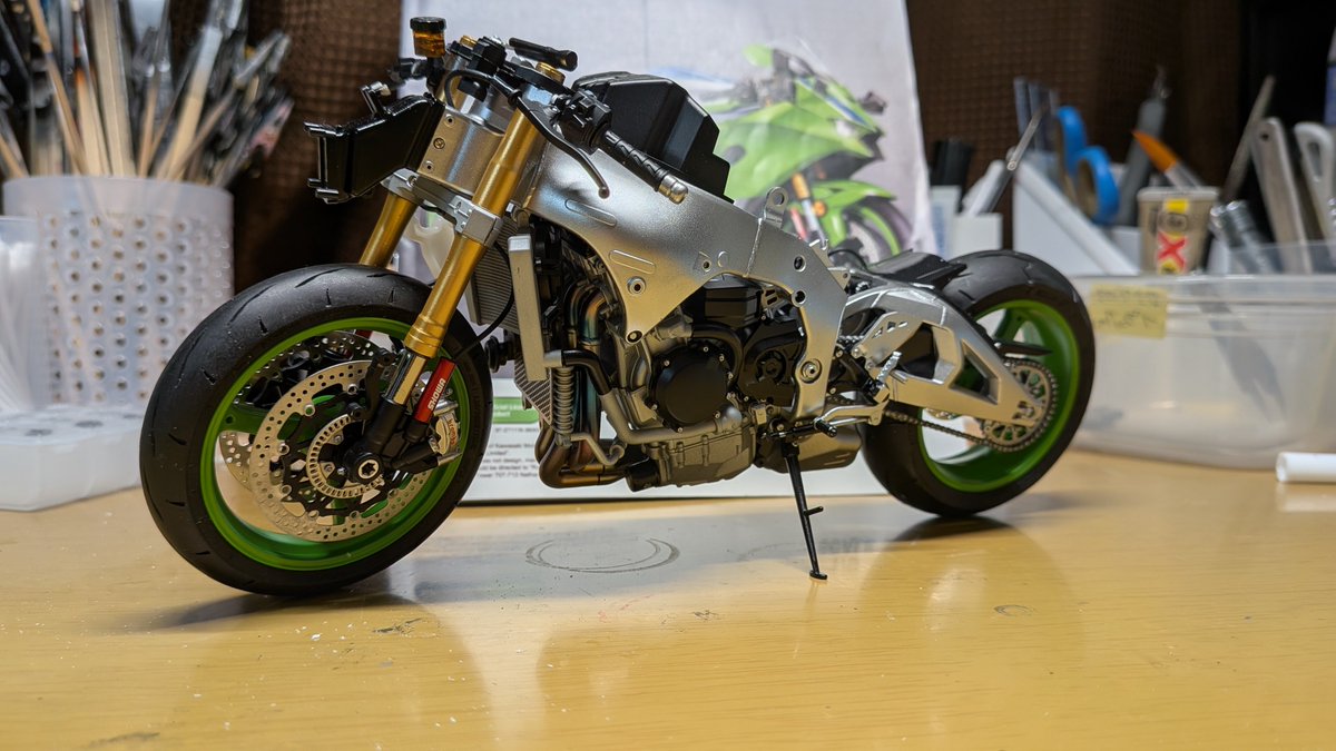 MASAMETAL17's tweet image. MENGMODEL ZX10R進捗
いつの間にか二輪になってます
心配だったサイドスタンドも問題なさそうです
＃MENGMODEL
#zx10r 
バイクプラモ盛り上げ隊