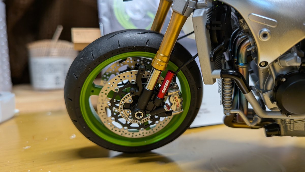 MASAMETAL17's tweet image. MENGMODEL ZX10R進捗
いつの間にか二輪になってます
心配だったサイドスタンドも問題なさそうです
＃MENGMODEL
#zx10r 
バイクプラモ盛り上げ隊