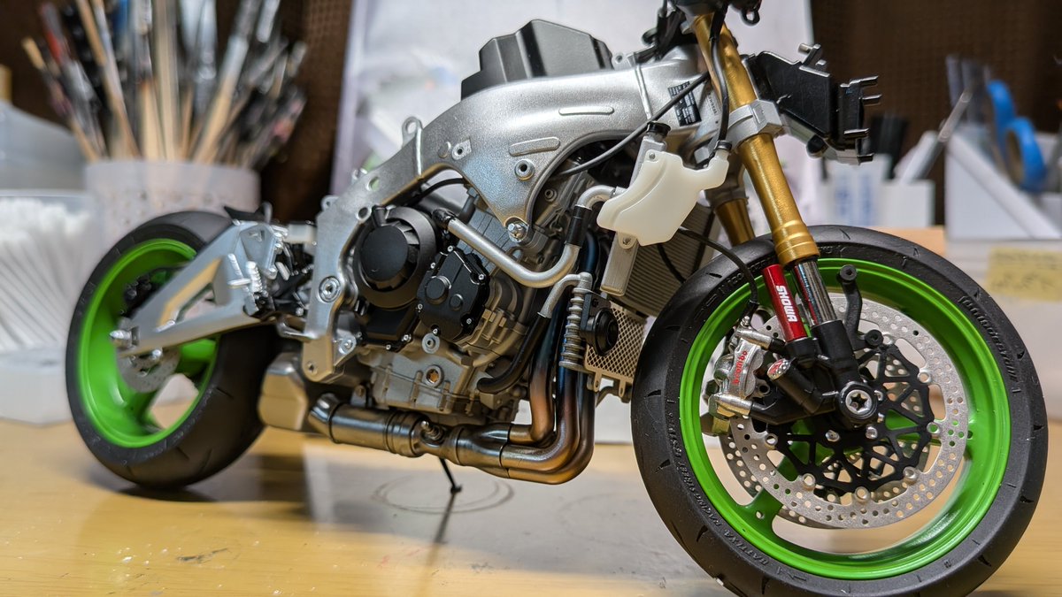 MASAMETAL17's tweet image. MENGMODEL ZX10R進捗
いつの間にか二輪になってます
心配だったサイドスタンドも問題なさそうです
＃MENGMODEL
#zx10r 
バイクプラモ盛り上げ隊