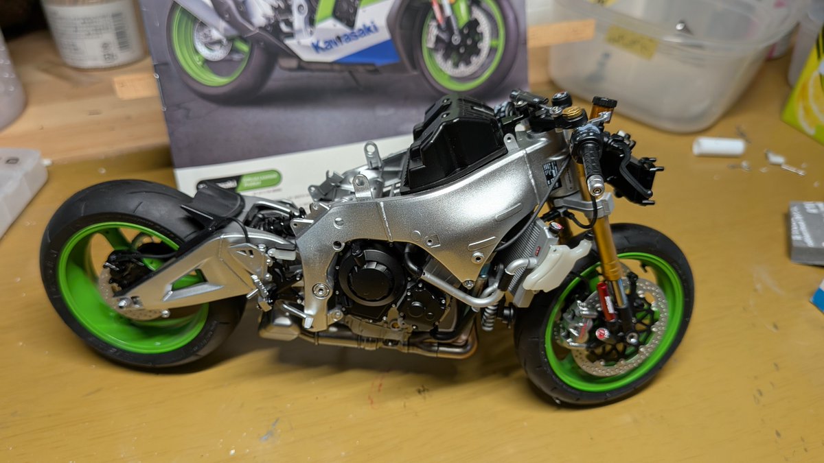 MASAMETAL17's tweet image. MENGMODEL ZX10R進捗
いつの間にか二輪になってます
心配だったサイドスタンドも問題なさそうです
＃MENGMODEL
#zx10r 
バイクプラモ盛り上げ隊