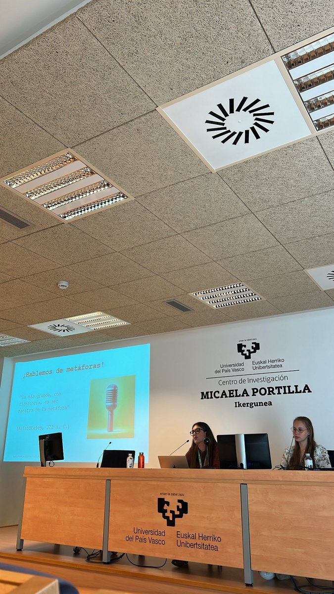 Olga Popova, presidenta de la AJL, acompañando en su plenaria a Marta Martín Gilete (UEX), ganadora del IV Premio AJL para trayectorias predoctorales.

💚🏆