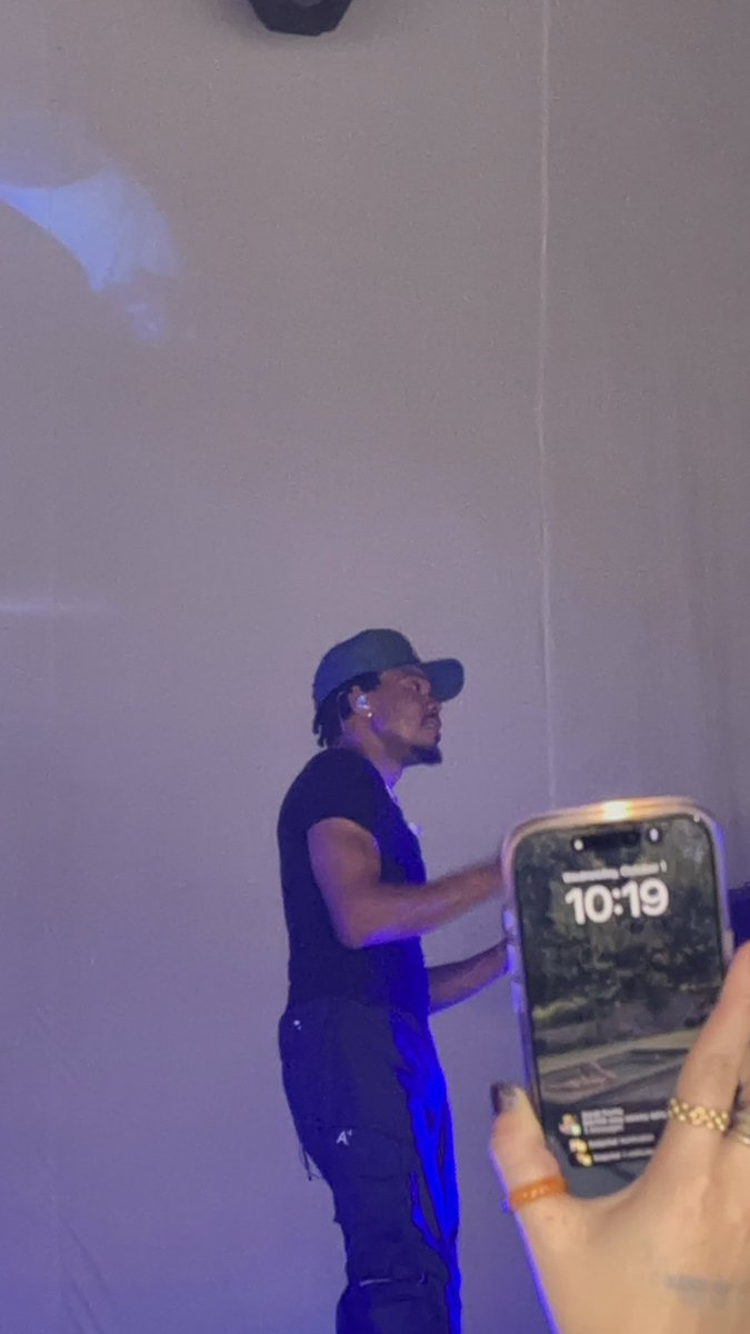 SirOrangeee's tweet photo. @chancetherapper was fucking epic last night https://t.co/KnikiYnHrU