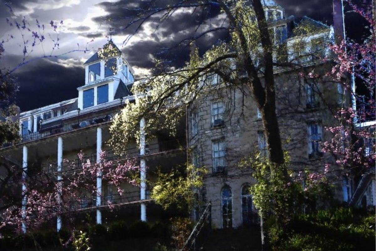 Independent's tweet image. Welcome to the spookiest hotels in the US for a hauntingly good Halloween stay independent.co.uk/us/travel/haun…