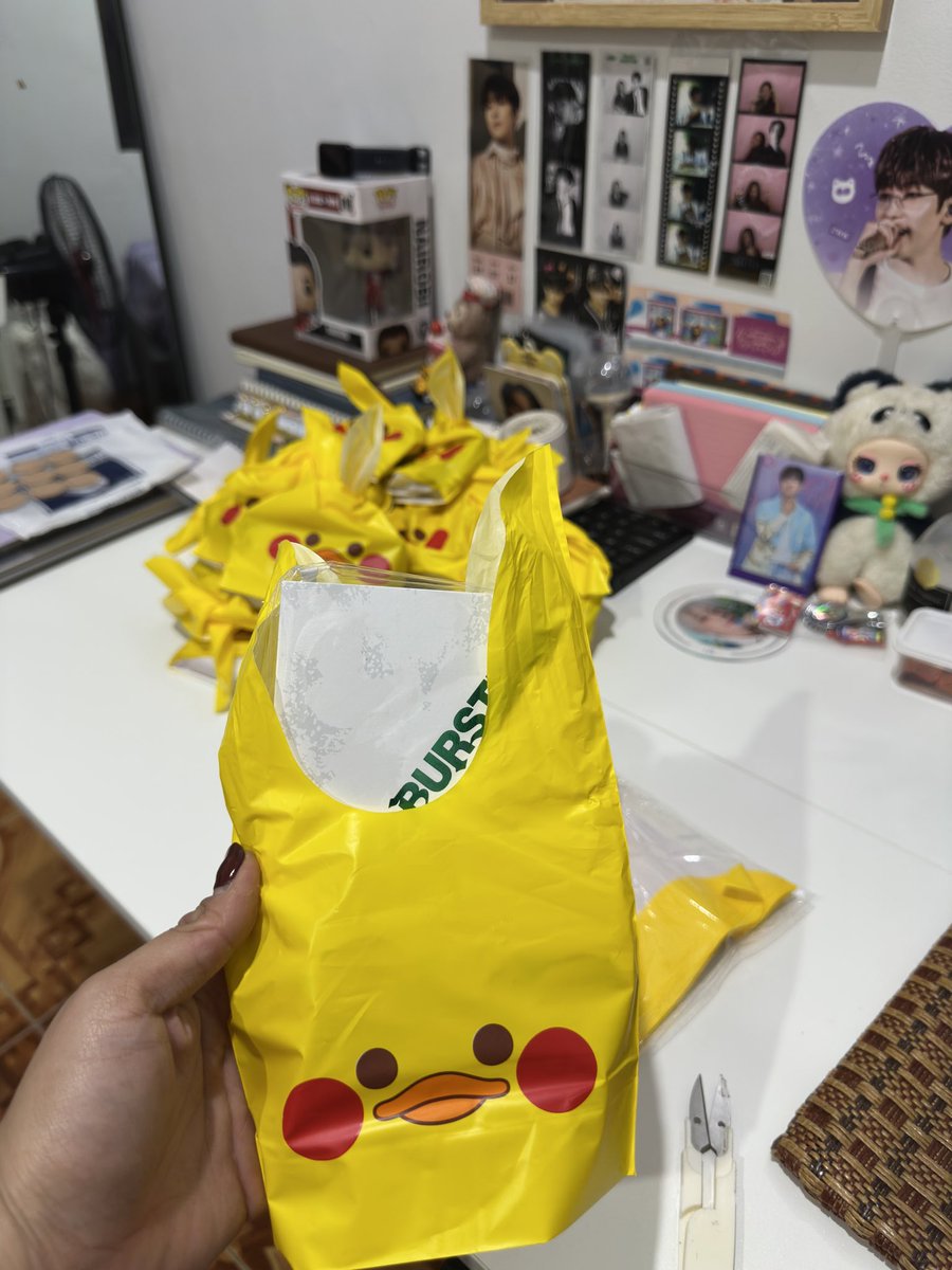 numberWon_woo's tweet image. Done packing freebies for Super Show 10!

- Random unofficial photocard
- Biscuit
- Roihi Tsuboko heat patch

If you're an ELF-CARAT, just tell me! One of these bags has Happy Bursday Weverse ver! 💕

#SS10inManila