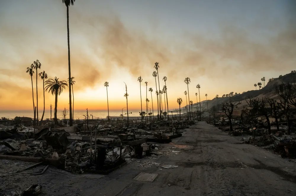 Climate risk hammering LA’s housing market: insurance harder to get and more expensive, homes stuck on the market, price cuts happening. Insurers and the state’s FAIR Plan reel. Market repricing underway. Investors and the Fed still looking the other way. open.substack.com/pub/susanpcraw…