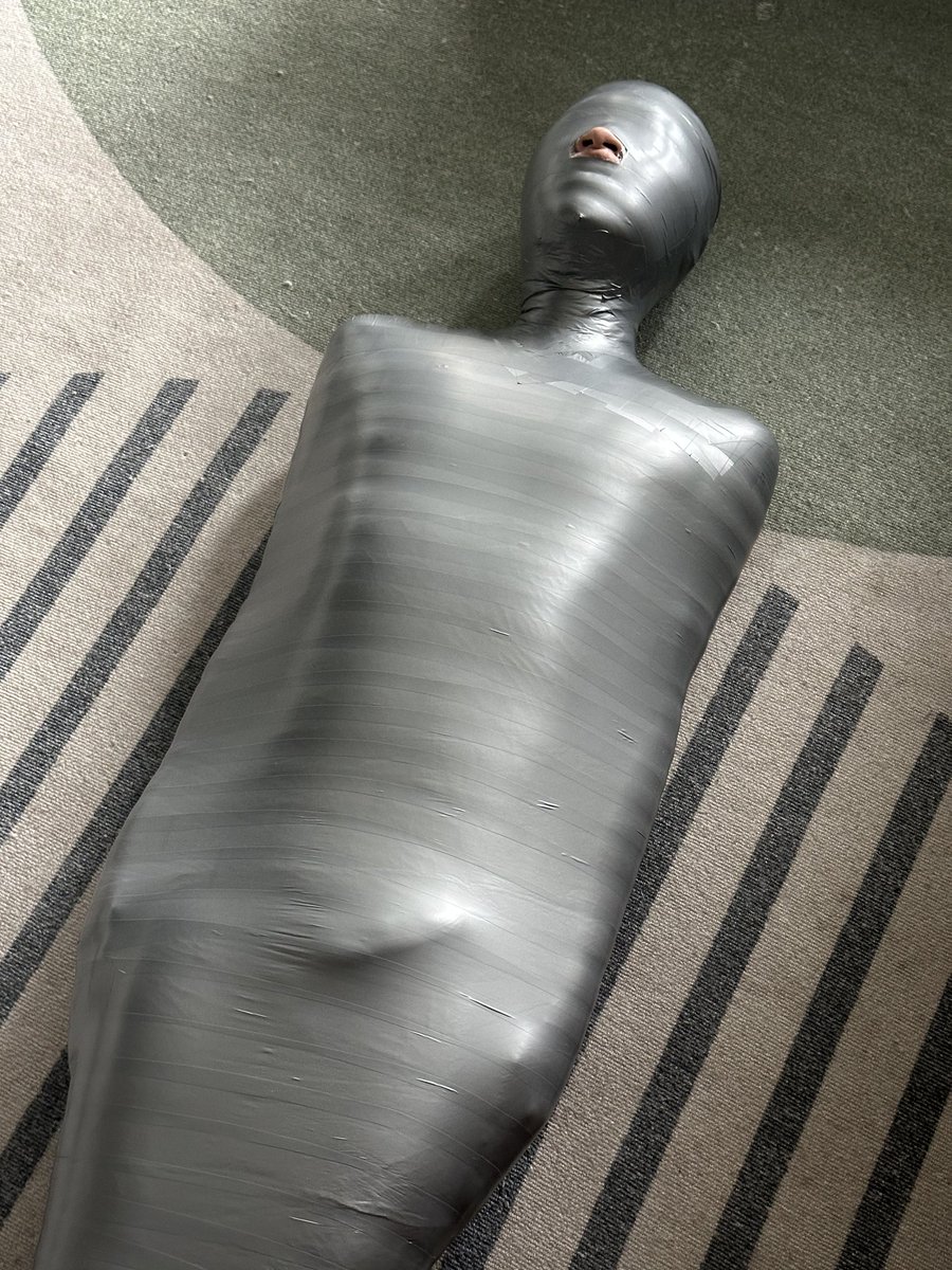 《指南针》（不是
小时候特别羡慕头发直直软软的男同学，摇个头咣咣飘逸
长大了特别羡慕腿直直软软的男孩子，包一晚上也不会痛不会僵硬到放出来半小时还只能趴着
🥺🥺