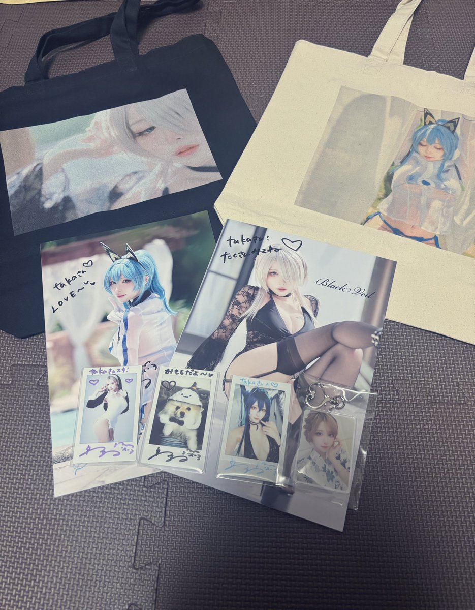 ねねさん<a href="/__zzz___oo0/">ねね🐻‍❄</a> のグッズ届いた！
トートバッグは白黒両方😊
素材も違くて使いやすそう
写真集はそりゃ魅力が詰まってますよ🥰
初のおもちチェキもゲットできた
買い増ししようかな
キーホルダーも可愛い
全て最高
#ねねちーむ
