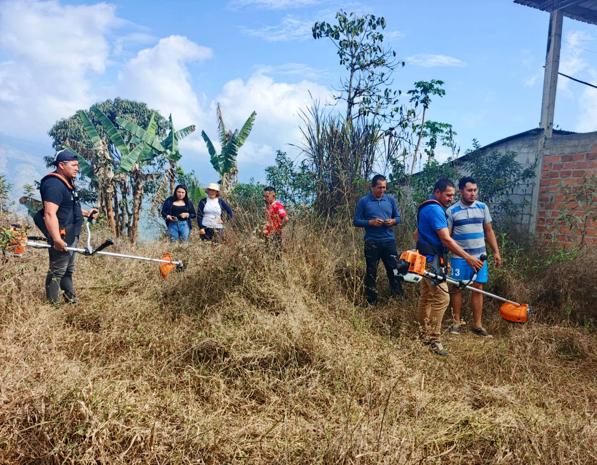 Agricultura_CZ7's tweet photo. #Loja | El #MAGP, a través de su Oficina Técnica en #Puyango, capacitó a productores de la Asociación ASOPROAGROCIANO sobre el uso y mantenimiento de motoguadañas entregadas mediante el proyecto PIDARA, componente de Equipamiento menor.
#ElNuevoEcuadorImpulsa 👨‍🌾👩‍🌾 https://t.co/t3kF3mA0yF