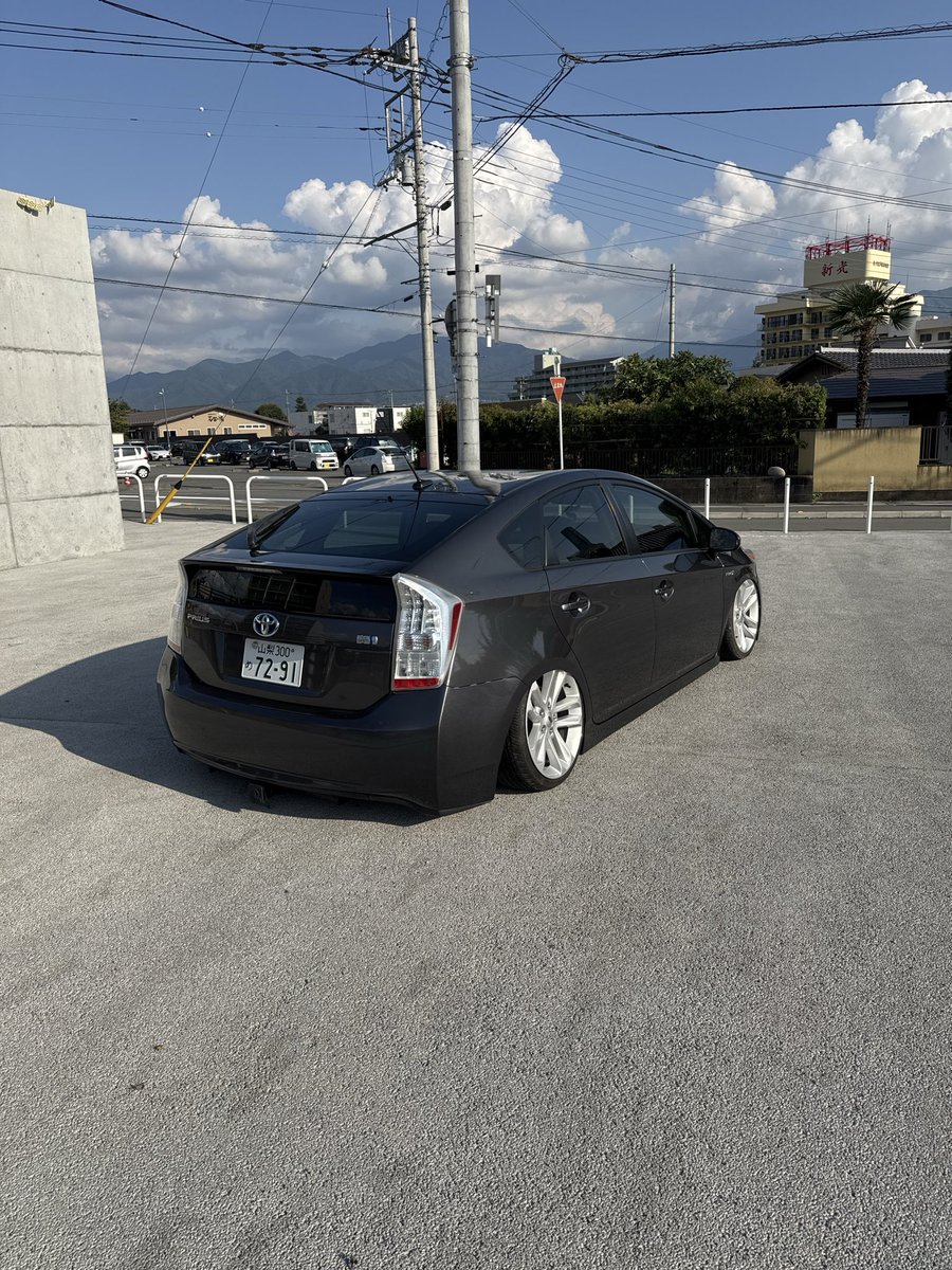 居眠り単独事故をきっかけに
エアリフトからスキッパー組んで
キャンバー前後増し、リア114.3化、フォードエクスプローラー純正ホイール入れて各所板金塗装していただきやっと綺麗なUSバンパー取り付けられました
ユキさん、さきちゃん、はるきにはご協力頂き感謝します
これが私のサードカー