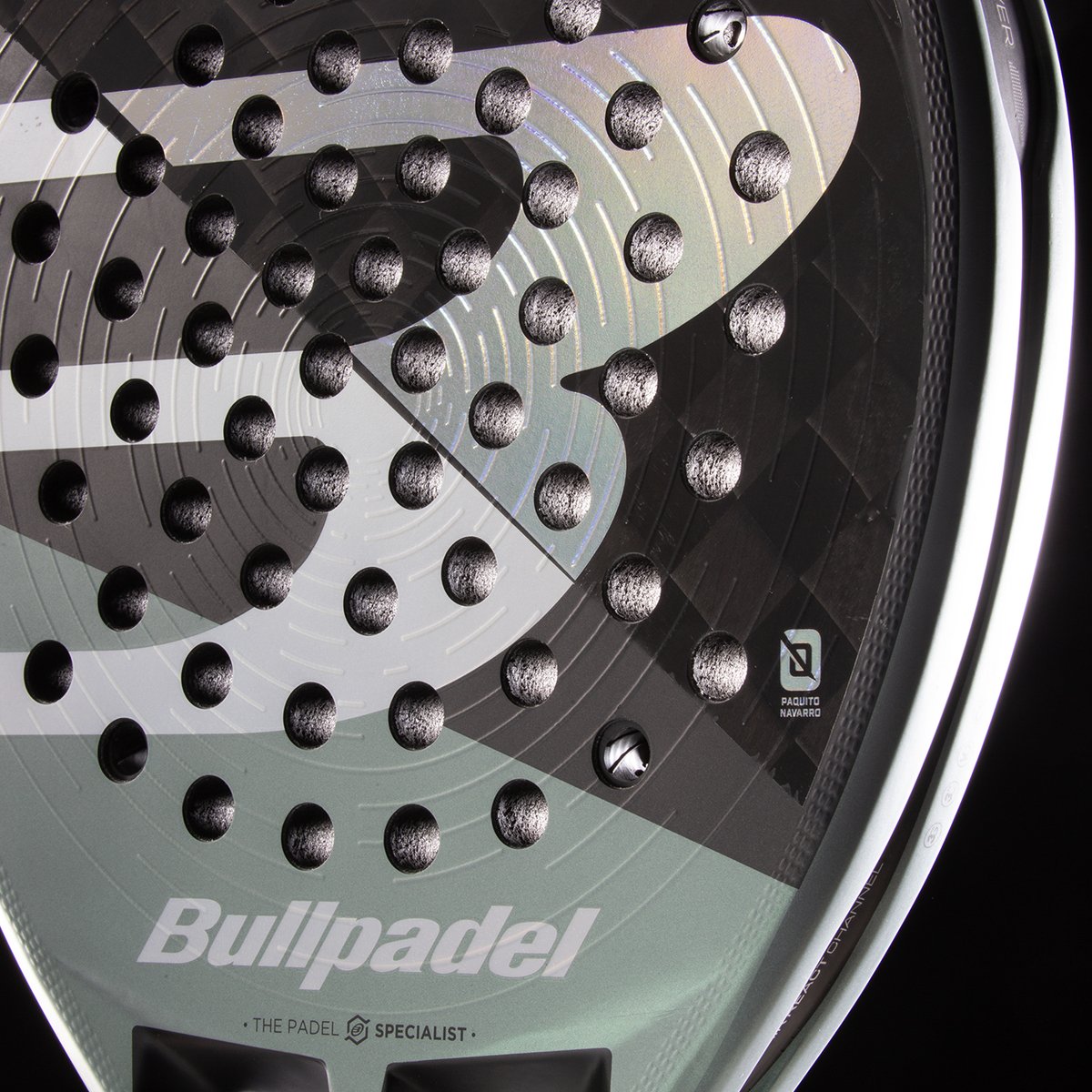 bullpadelsport's tweet photo. 𝐇𝐀𝐂𝐊 𝟎𝟒 𝟐𝟎𝟐𝟔: Energy in motion

🩶 La pala insignia de @paquito_navarro  mantiene su esencia para seguir ofreciéndote potencia, aceleración y diseño de élite.

🛒https://t.co/pmcgf6p0Nx

#Hack042026 #BullpadelTeam #BullpadelSport https://t.co/18GKHL8zkK