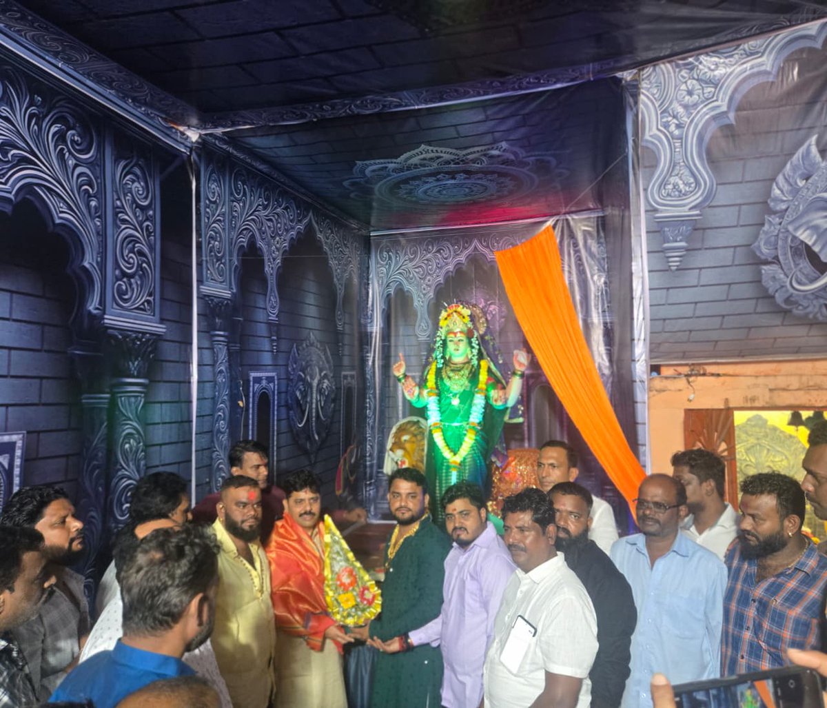 DeepakDalviBJP's tweet image. वार्ड क्र. 141 मधील मानखुर्द अण्णाभाऊ साठे नगर शिवराज्य तरूण सेवा संघ संस्थेला भेट दिली. तेथील देवीचे दर्शन घेऊन देवीचे आशीर्वाद घेतले. 

या वेळी श्री. किशोर मोरे, प्रीतेश मिश्रा, मुकूंद काकड व मान्यवर मंडळी उपस्थित होती. 

#मानखुर्द #Ward141 #अण्णाभाऊसाठेनगर