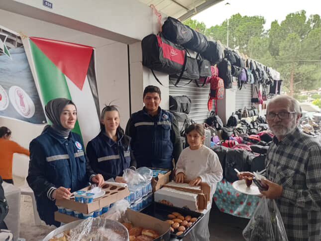 Safımız belli olsun diye #Amasya #Taşova’da emekçi ablalar, gönüllüler ve çocuklar Gazze için hayır kermesi düzenledi.