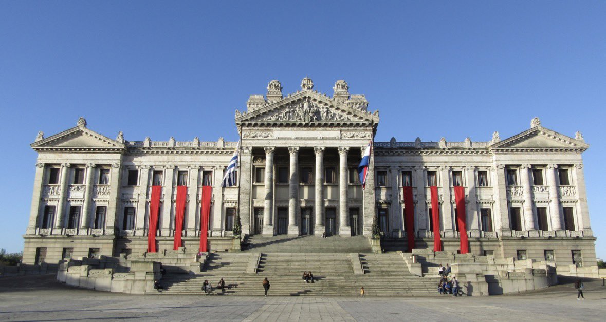 AMANTES DE LA LETRA MUERTA:
Se han pasado hablando de la ley de lavado de activos, que la votan, que no la votan. 

Este año saltó la estafa de los “fondos ganaderos” donde se ve lavado de millones y millones de dólares. Los políticos no han dicho ni una palabra, se hacen los