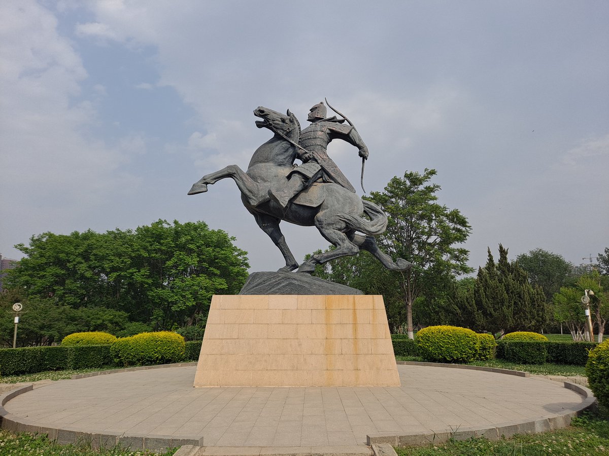 ChinaShowcase's tweet image. 👑 Who knew pants could change history? In 307 BCE, King Wuling of Zhao swapped robes &amp;amp; kilts for trousers &amp;amp; narrow sleeves—perfect for cavalry. Later, shorter clothing became common, and pants spread through the army! 🏹👖
#AncientChina #HistoryFun