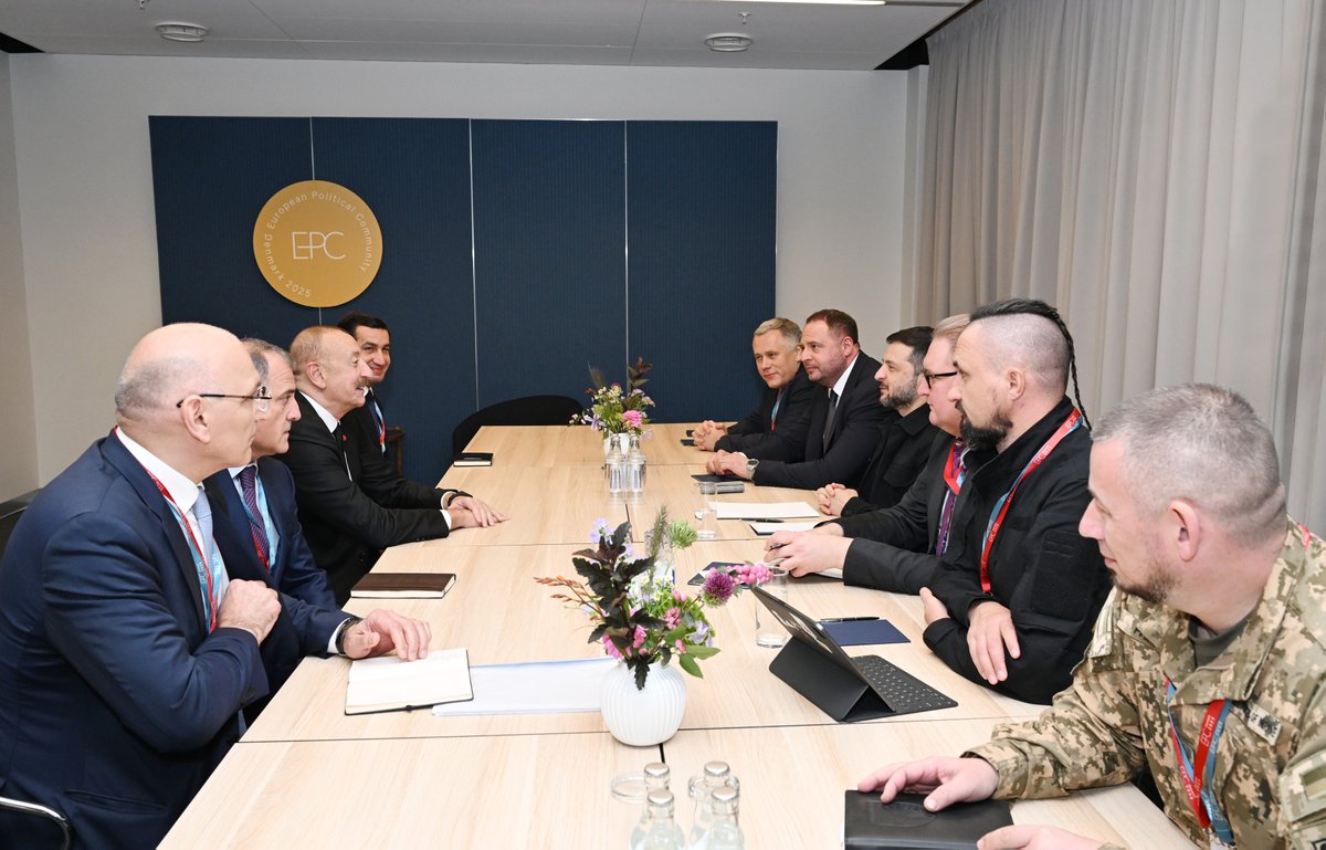 presidentaz's tweet image. President Ilham Aliyev met with President of Ukraine Volodymyr Zelensky in Copenhagen.

president.az/en/articles/vi…