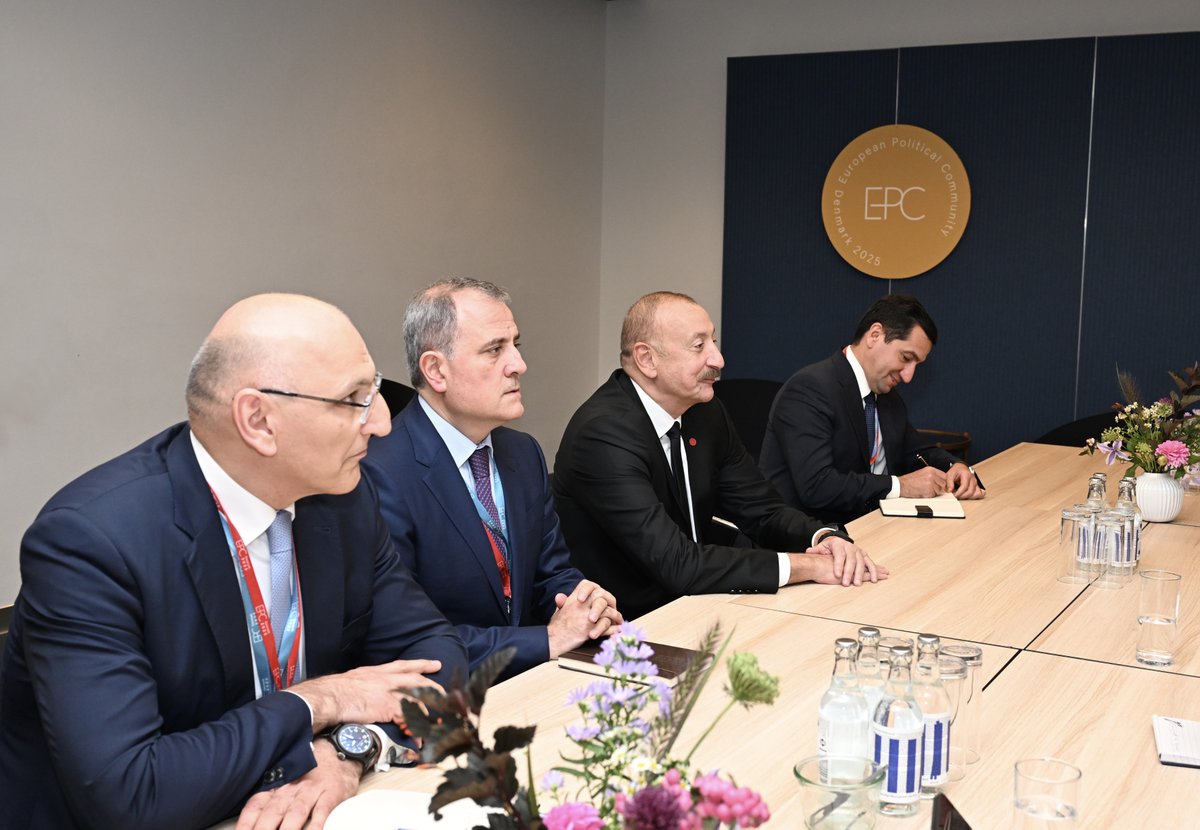 President Ilham Aliyev met with President of Ukraine Volodymyr Zelensky in Copenhagen.

president.az/en/articles/vi…