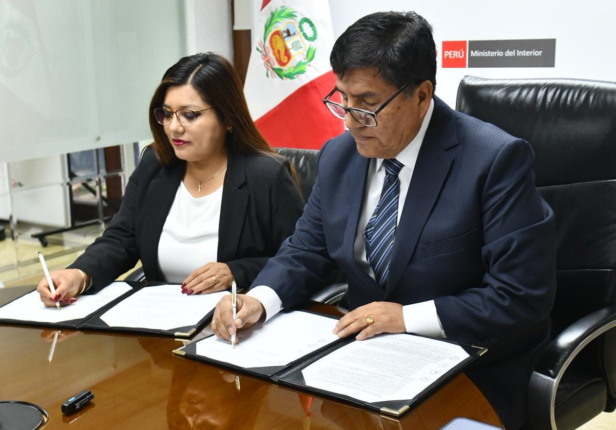 ¡Convenio por la seguridad en #Moquegua! 🤝🚓

El ministro Carlos Malaver y la gobernadora regional Gilia Gutiérrez firmaron un convenio para la creación del primer (C5) en la región, un sistema de comando y videovigilancia que reforzará la paz y el control territorial.