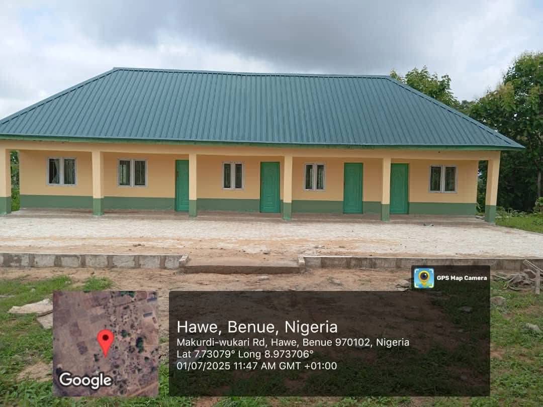 👉🏽One Administrative block
👉🏽One Examination Hall 
👉🏽Three academic blocks with 9 class rooms

Delivered in Saghev council ward of Guma LGA of Benue State.