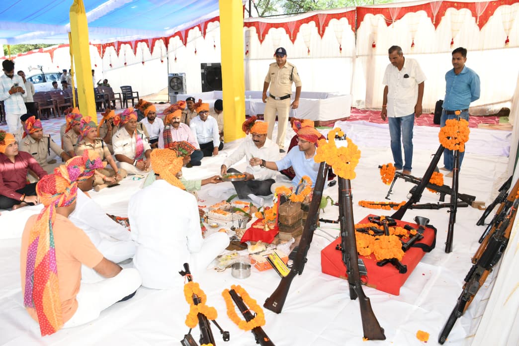 🔸विजयादशमी पर पुलिस लाइन में हुआ शस्त्र पूजन पुलिस अधीक्षक,कलेक्टर एवं जनप्रतिनिधि रहे उपस्थित। 
🔸पुलिस अधीक्षक ने दी जिले वासियों को दशहरा पर्व की शुभकामनाएँ एवं किया विधि विधान से पूजन। 
#VaadaVardiKa

<a href="/DGP_MP/">DGP MP</a> 
<a href="/MPPoliceDeptt/">Madhya Pradesh Police</a> 
<a href="/mohdept/">Home Department, MP</a> 
@jansamparkMP