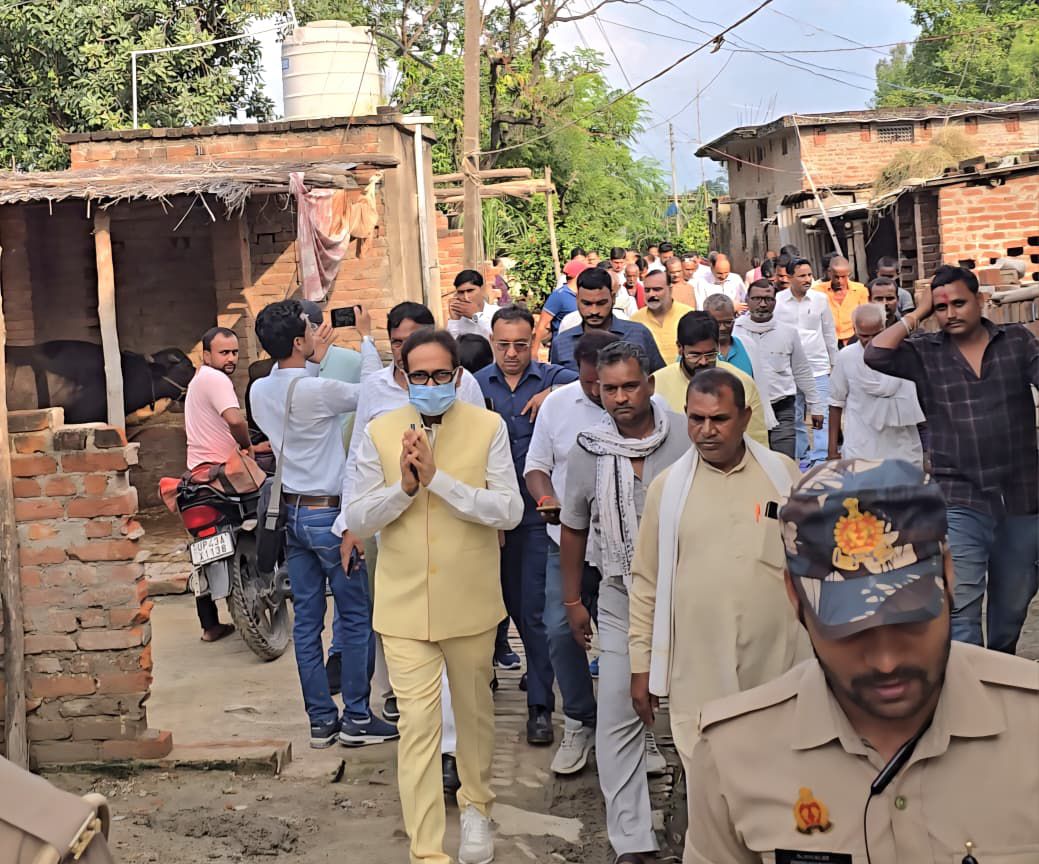 mlaumashankar's tweet image. विगत दिनों अपने विधानसभा क्षेत्र रसड़ा के ग्रामसभा बछईपुर के बउहारीडीह टोला के निवासीगण जो कि चौहान समाज के लोग थे जनता दर्शन के दौरान मेरे आवास खनवर पर मिलने आये थे, उन्होंने बताया कि तहसीलदार रसड़ा द्वारा मा० उच्च न्यायालय का हवाला देते हुए लगभग 9 लोगों के घरों को क्षतिग्रस्त…