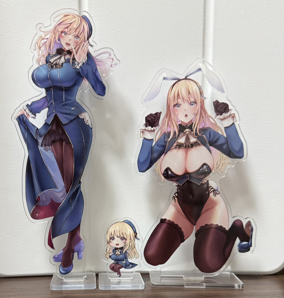 愛宕(艦隊これくしょん) 「今回の重巡イベントでのアクスタのサイズ比較です(='∀`)人('∀`=) でかい」|あしゅりのイラスト