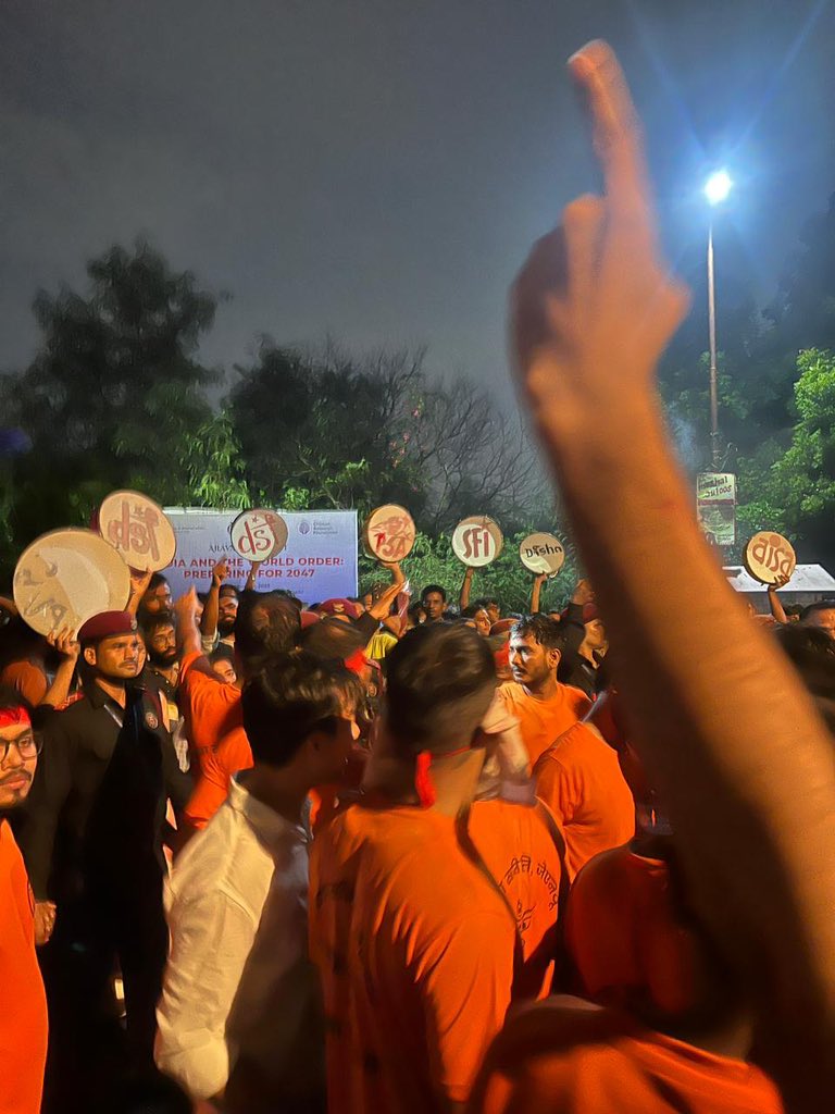 Bharatthinks's tweet image. Enough of anti-Hindu terror in JNU! SFI &amp;amp; AISA commie scum hurled slippers and weapons at Maa Durga’s idol during Visarjan. Hats off to our fierce Hindu warriors fighting back! Crush these Leftist snakes—Jai Maa Durga! #HindutvaRising #JNUUnderAttack #JaiShreeRam