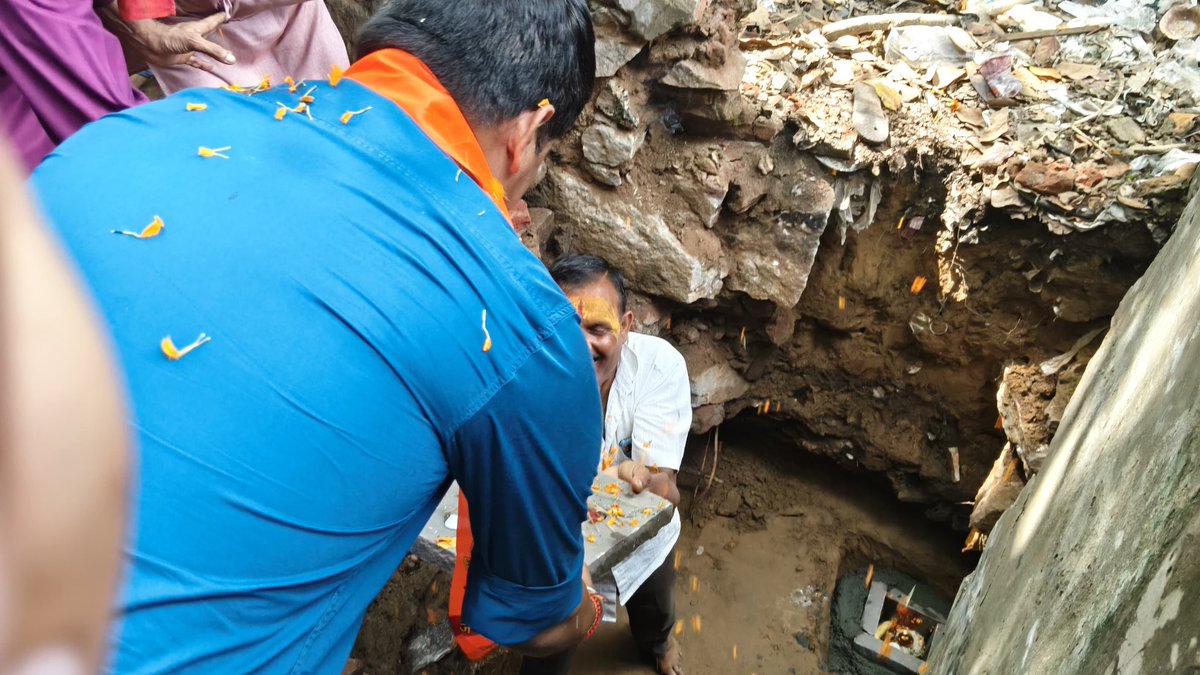 चौमूँ मोरीजा रोड स्थित श्री पाल वाले हनुमान जी मंदिर के जीर्णोद्धार कार्य के भूमि पूजन कार्यक्रम में शामिल होकर नींव का पत्थर रखकर कार्य का शुभारंभ किया।

#जयबजरंगबली #विधानसभाक्षेत्रचौमूँ