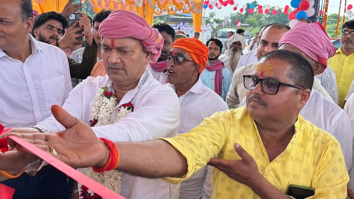 Santoshpandemla's tweet photo. राष्ट्रीय राजमार्ग लखनऊ-वाराणसी पर बेदूपारा (शिवनगर),लंभुआ में पूर्व प्रधान श्री हर्ष कुमार पाण्डेय जी के नए पेट्रोल पंप "पार्थवी फिलिंग स्टैशन" का फीता काटकर विधिवत उद्घाटन किया।

इस अवसर पर उनके पूरे परिवार से भेंट कर कुशलक्षेम जाना और नए पेट्रोल पंप के उद्घाटन की शुभकामनाएं दी।