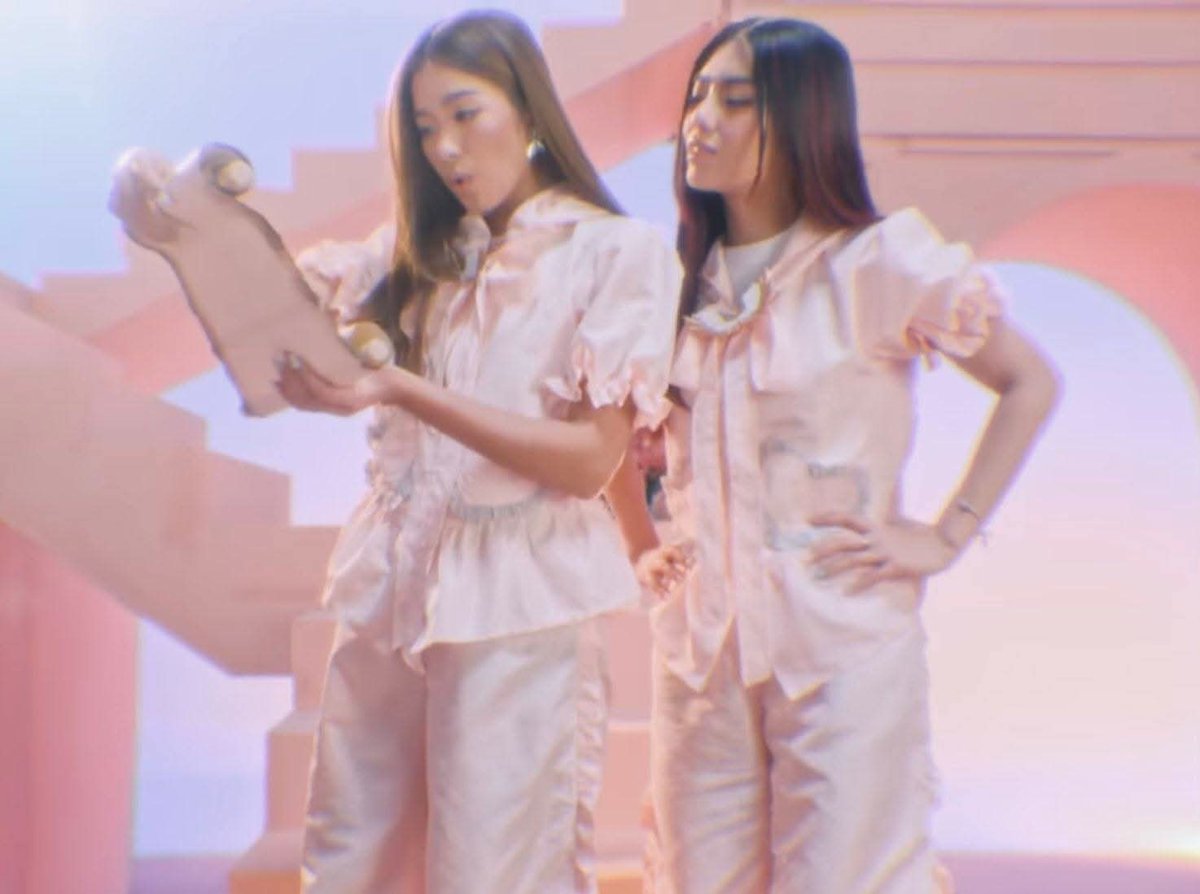 SCREAMING CRYING THROWING UP MIKHAIAH!! 😫🩷

©️:Mike Lim