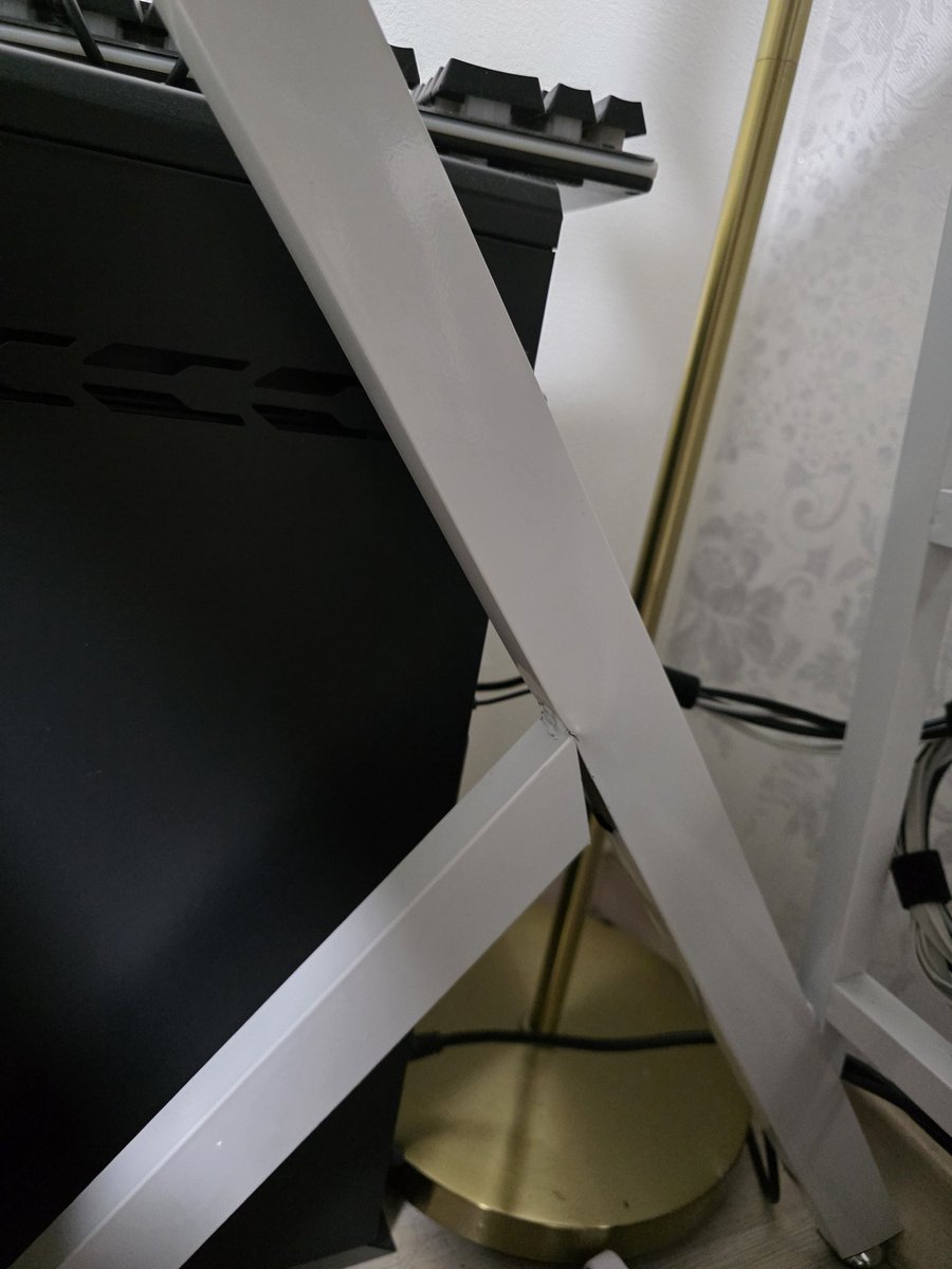 raphim0112's tweet image. 퇴근하니까 책상 개박살남 진짜 세상이 억까를 하