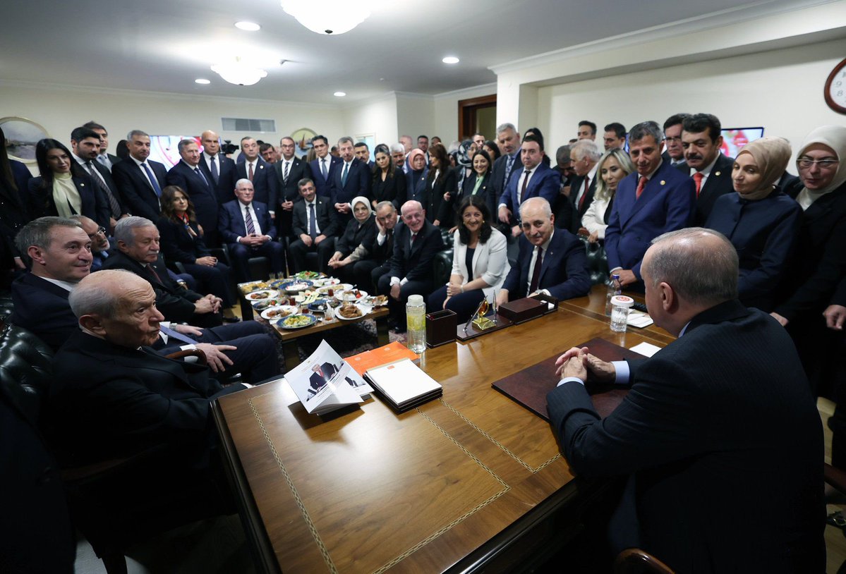 Ülkenin durumu sizler için normal galiba. Ne kadar meraklıymışsınız etrafına toplanmaya. Hepinizden kurtulmadıkça bu ülkeye huzur yok.