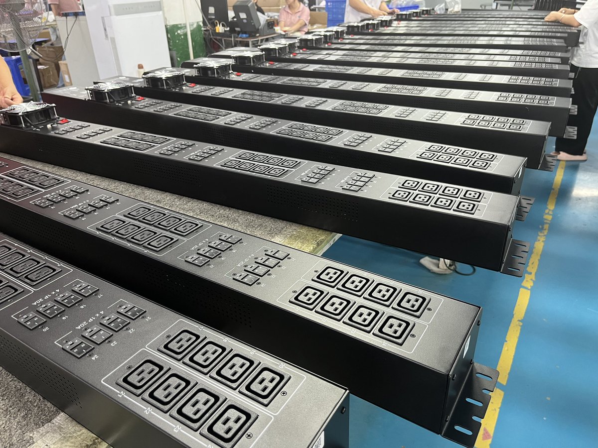 wangz8672's tweet photo. 3phase  160A niner PDU
We are the manufacturer of this PDU
More details DM me@AdelinaPDU
WhatsApp:8613640958924

#ninerPDU #bitcoin #bitcoinmining https://t.co/lhS3AReaVx