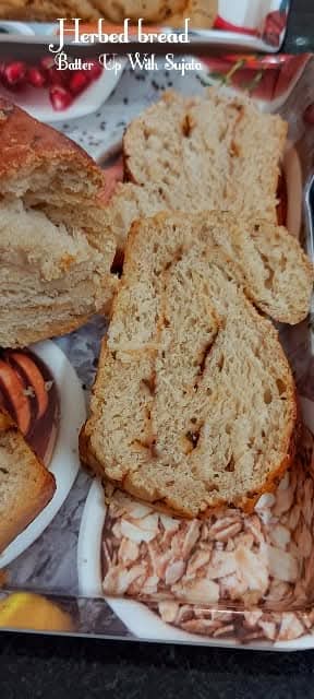 Herbed milk bread stuffed with sriracha sauce and Italian herbs. A super soft, flavorful and delicious bread with honey. For a change add grated cheese in the stuffing. You don’t need anything with it. batterupwithsujata.com/2020/09/herbed…