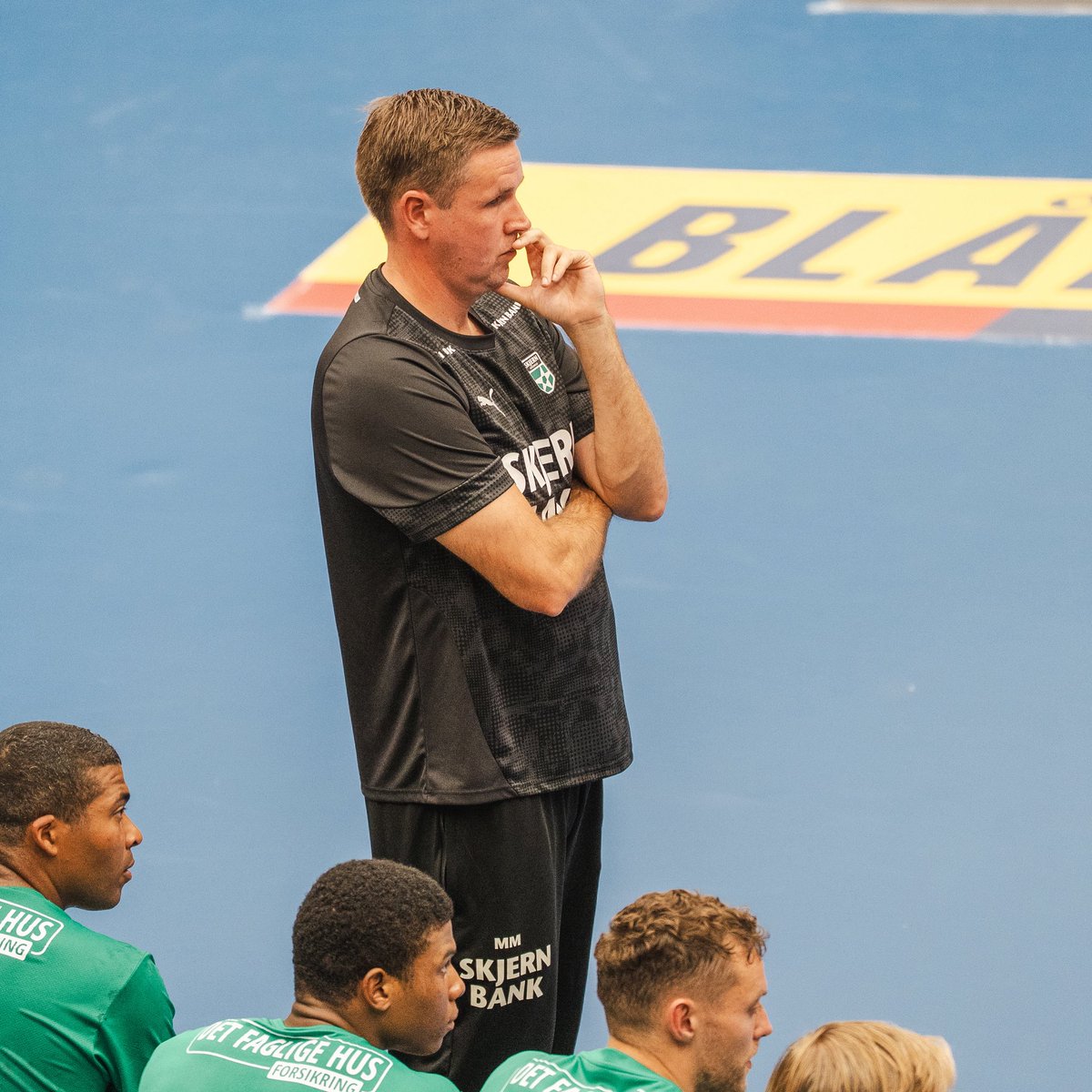 Skjern stopper samarbejdet med cheftræner

Skjern Håndbold har på et ekstraordinært bestyrelsesmøde besluttet at stoppe samarbejdet med Mathias Madsen med øjeblikkelig virkning.

Beslutningen er truffet på baggrund af manglende sportslige resultater.

Kasper Søndergaard vil fra