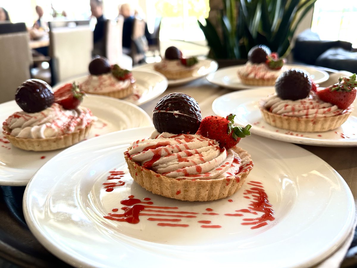 🏌️‍♀️✨ We wrapped up the season with our final Ladies 18-Hole League round &amp; luncheon! Great food, even better company, and a perfect toast to a fantastic season. 💐🥂 #EagleBrookCC #EBCC #ArcisGolf #LadiesLeague #GolfLife