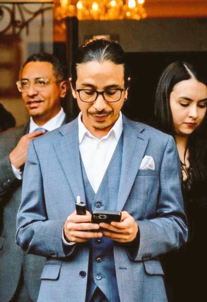 Roberto Soriano (@robsoriano_sv) on Twitter photo Seguimos con uno que pego un salto de los mas grandes: de pordiosero en la UES a trajes de marca, viajes y apartamentito en zona de lujo.
El mero <a href="/silvioaquinog/">Silvio Aquino</a>
Con su pisto / con el tuyo Seguimos con uno que pego un salto de los mas grandes: de pordiosero en la UES a trajes de marca, viajes y apartamentito en zona de lujo.
El mero <a href="/silvioaquinog/">Silvio Aquino</a>
Con su pisto / con el tuyo