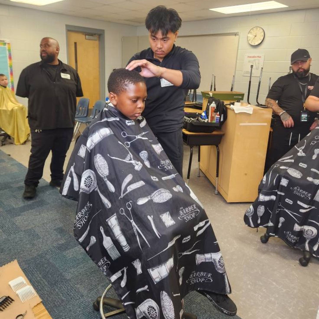 my_pcs's tweet image. We love seeing our community come together! Students from PTC visited Campbell Park Elementary to give free haircuts, helping students look and feel their best. 😎 What an amazing way to show the power of giving back! #PCSProud