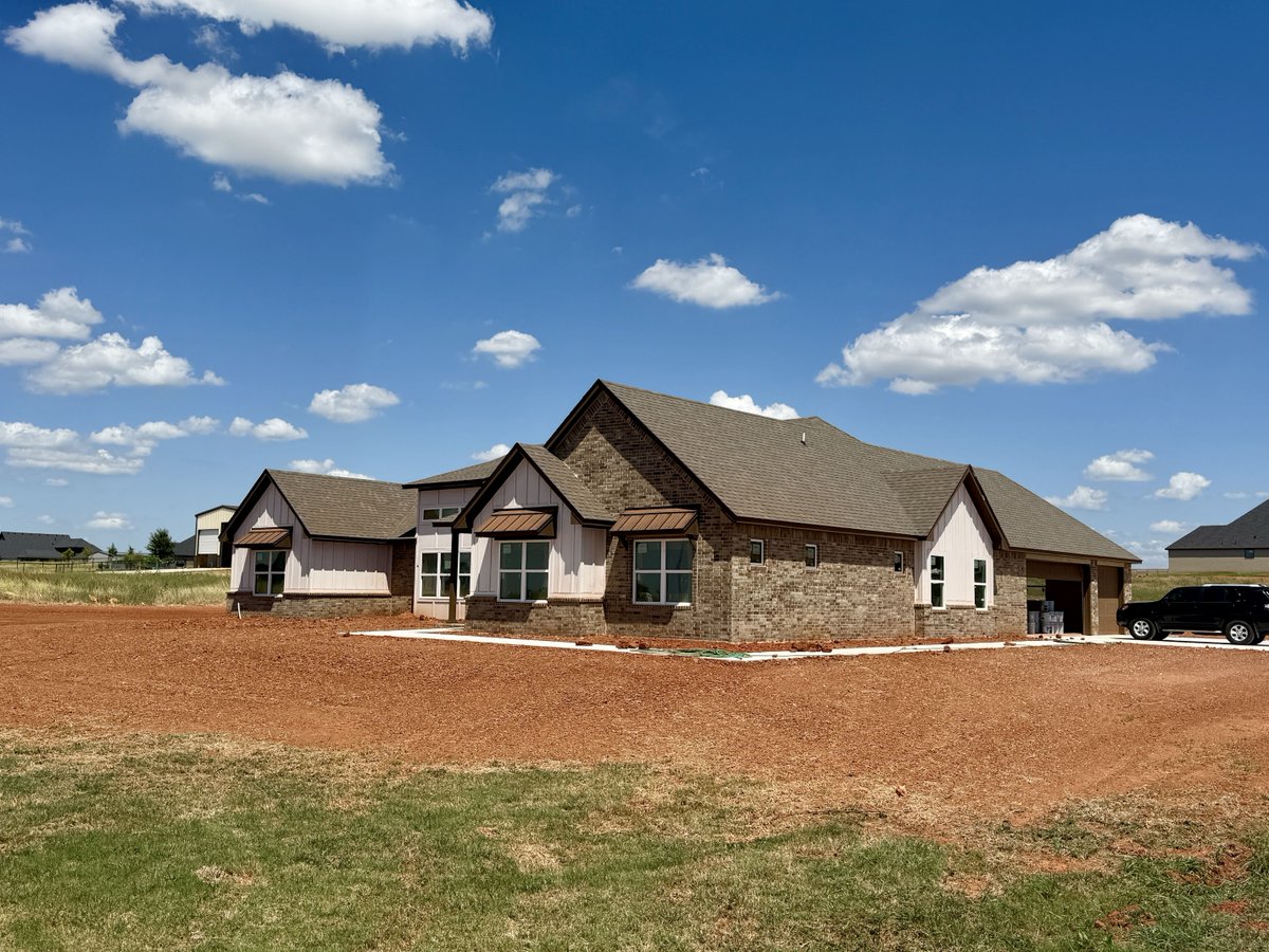 WyattPoindexter's tweet image. ✨ 2980 Two Socks Run: 4 beds + study, 3.1 baths, 3,101 sq ft ranch. Built by Coldwater Creek Homes w/ vaulted ceilings, gourmet kitchen, spa suite &amp;amp; 3-car garage.

Listed by Kasey Reyes – The Agency Oklahoma

#2980TwoSocksRun #GuthrieOK #ColdwaterCreekHomes #TheAgencyOklahoma