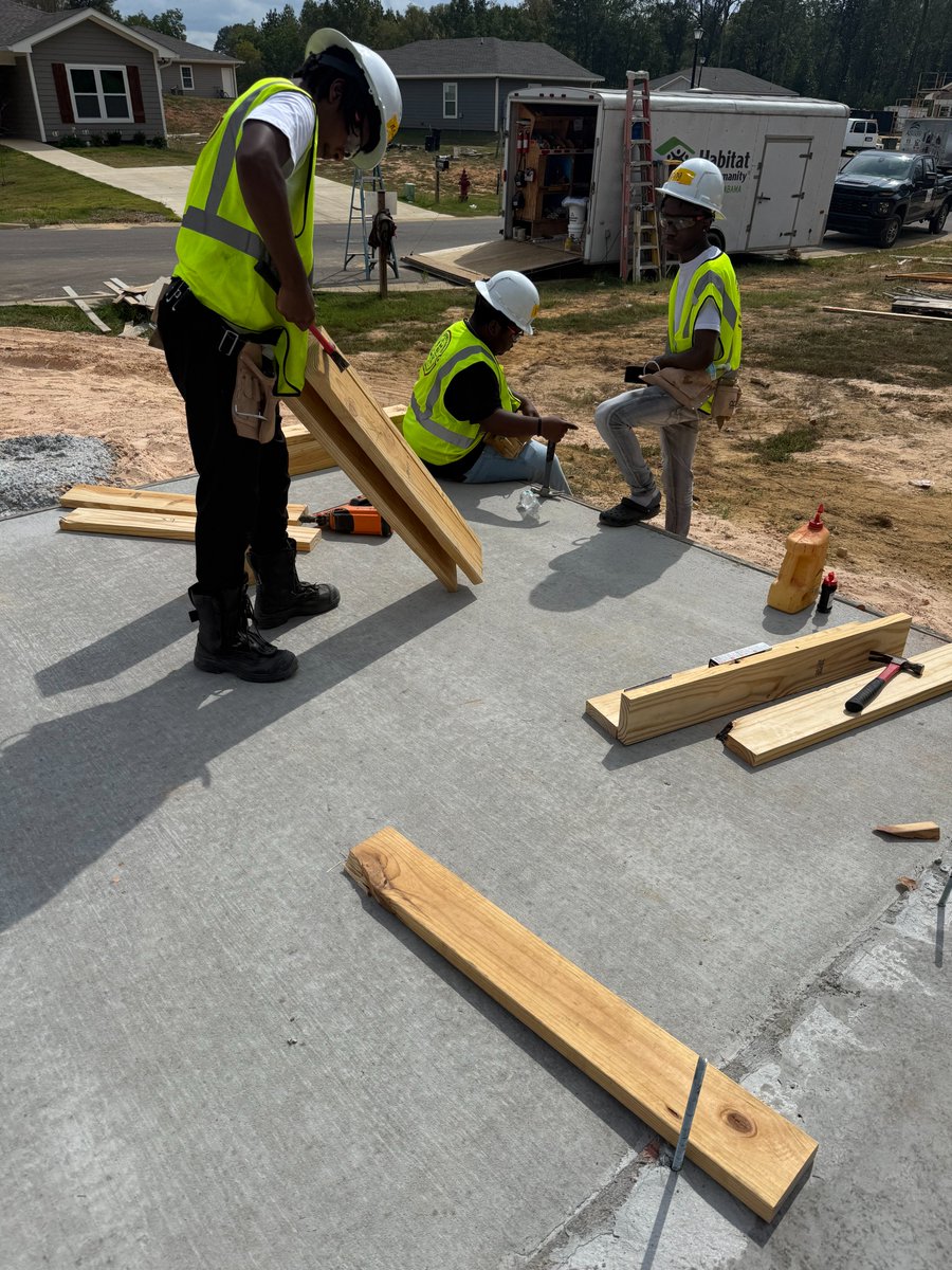 TCTATuscaloosa's tweet image. 🔨🏠 Our Building &amp;amp; Construction students teamed up with Habitat for Humanity—using their skills to give back in a big way! 💪❤️ #TCTA #HabitatForHumanity